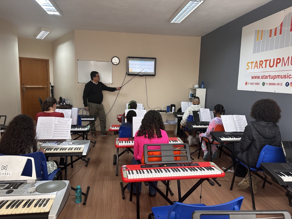 Salas de aula climatizadas e equipadas com teclados na escola de música Startup Musical em Cotia