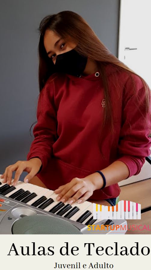 Professora ensinando seu aluno a tocar piano e gravar aula online